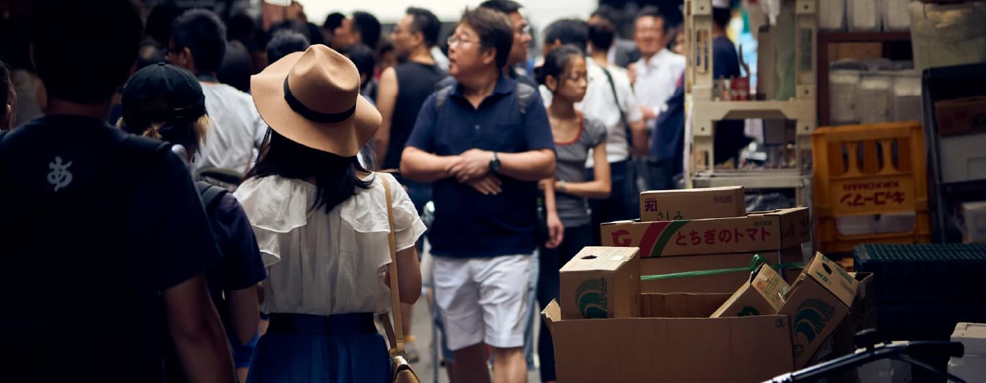 picture of people shopping in a market in china